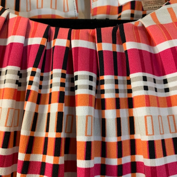 Calvin Klein – Pleated Neck Sleeveless Top | Polished & Versatile Office Vacay - Picture 5 of 7